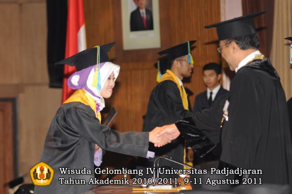 wisuda-ffarmasi-oleh-rektor-171