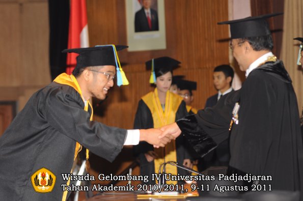 wisuda-ffarmasi-oleh-rektor-172