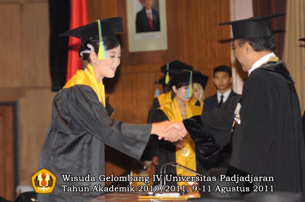 wisuda-ffarmasi-oleh-rektor-173