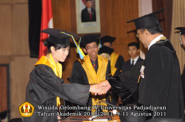 wisuda-ffarmasi-oleh-rektor-174