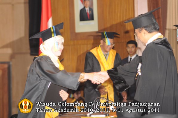 wisuda-ffarmasi-oleh-rektor-175