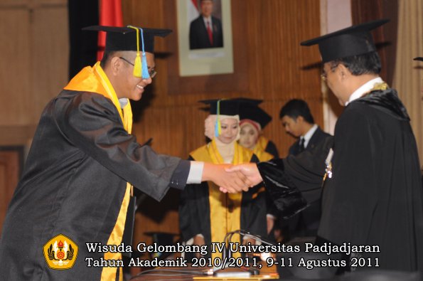 wisuda-ffarmasi-oleh-rektor-176