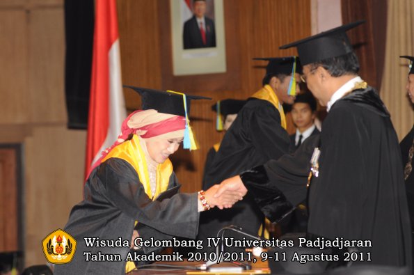 wisuda-ffarmasi-oleh-rektor-178