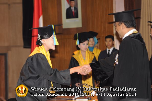 wisuda-ffarmasi-oleh-rektor-180