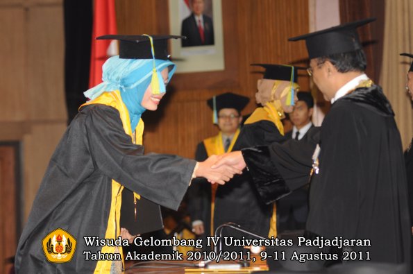 wisuda-ffarmasi-oleh-rektor-183