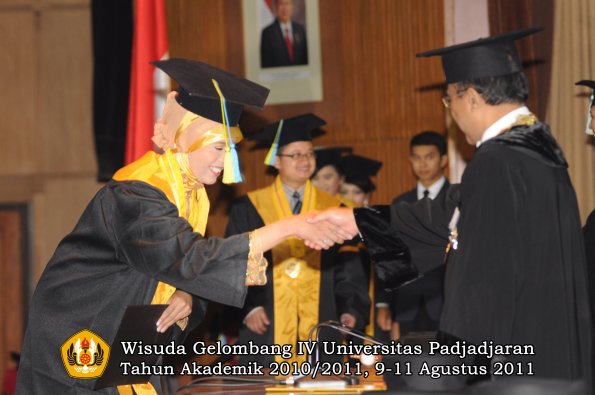 wisuda-ffarmasi-oleh-rektor-184