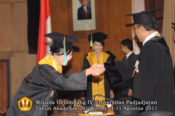 wisuda-ffarmasi-oleh-rektor-186