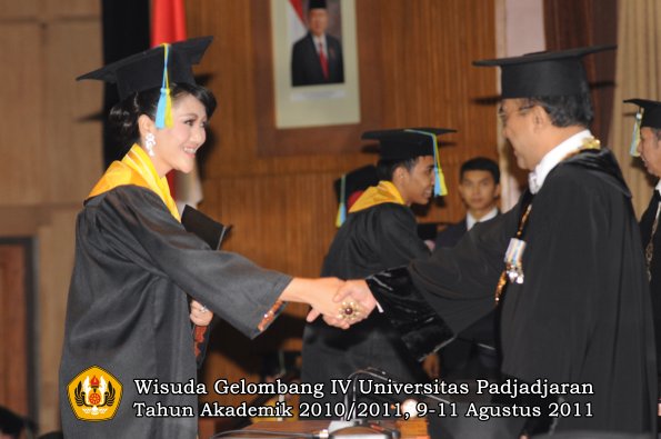 wisuda-ffarmasi-oleh-rektor-187