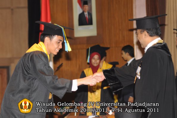 wisuda-ffarmasi-oleh-rektor-188