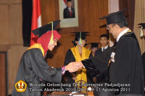 wisuda-ffarmasi-oleh-rektor-189