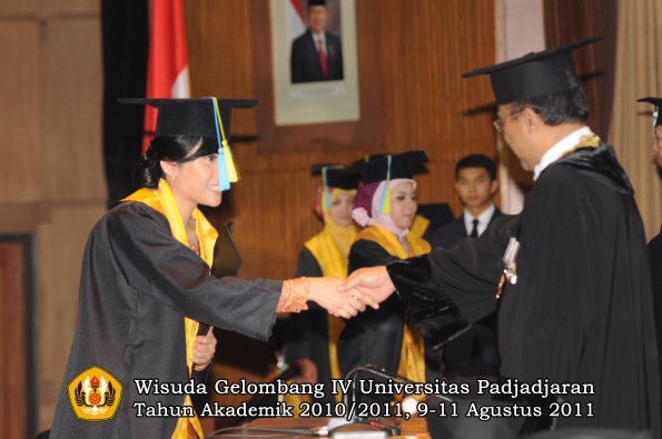 wisuda-ffarmasi-oleh-rektor-190