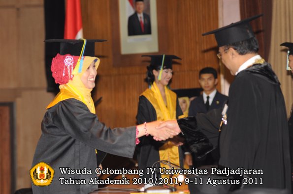 wisuda-ffarmasi-oleh-rektor-192