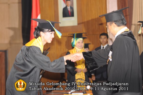 wisuda-ffarmasi-oleh-rektor-193