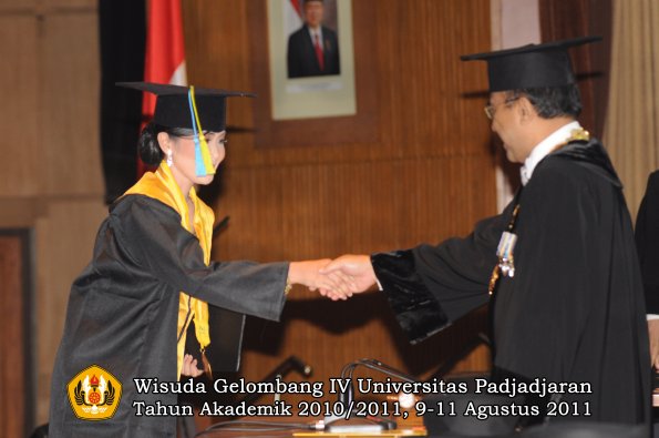 wisuda-ffarmasi-oleh-rektor-196