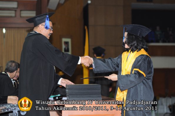 wisuda-fisip-oleh-dekan-021