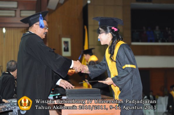 wisuda-fisip-oleh-dekan-032