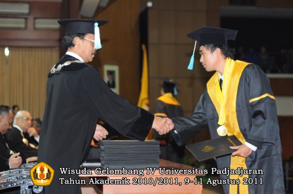 wisuda-fasa-oleh-dekan-035