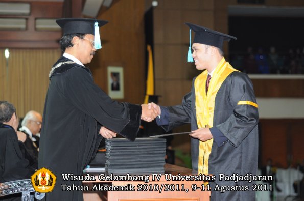 wisuda-fasa-oleh-dekan-070