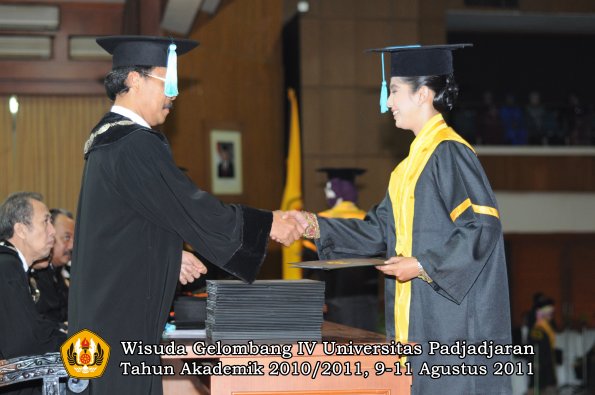 wisuda-fasa-oleh-dekan-076