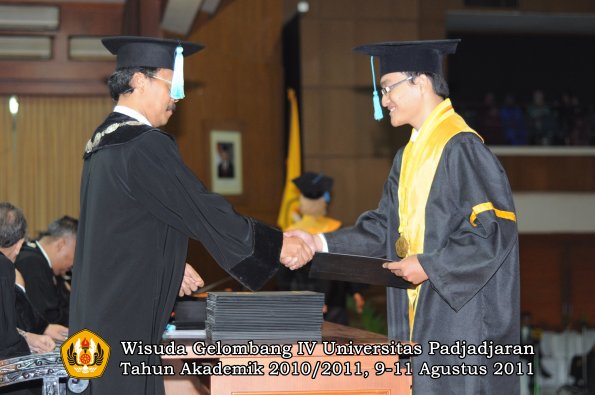 wisuda-fasa-oleh-dekan-084