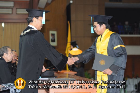 wisuda-fasa-oleh-dekan-111