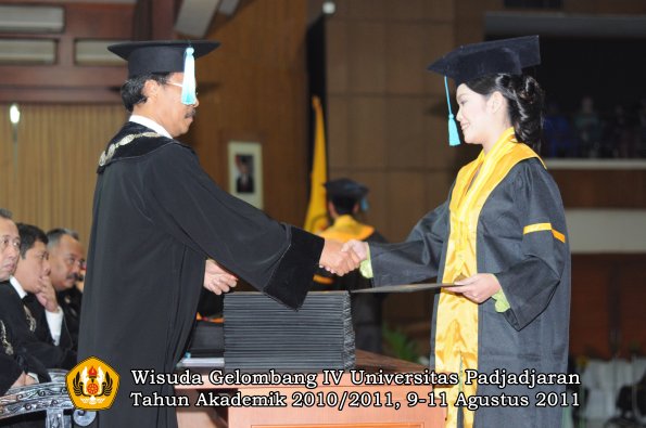 wisuda-fasa-oleh-dekan-121