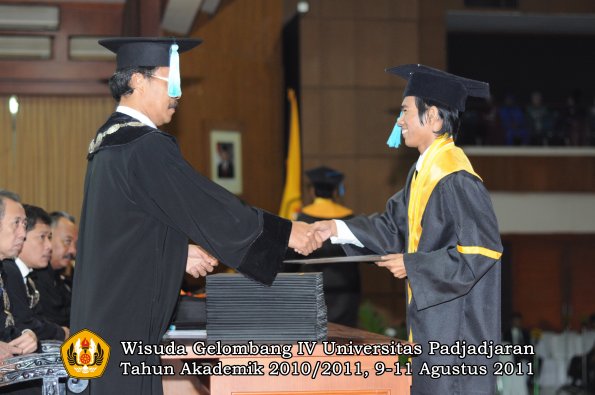 wisuda-fasa-oleh-dekan-124