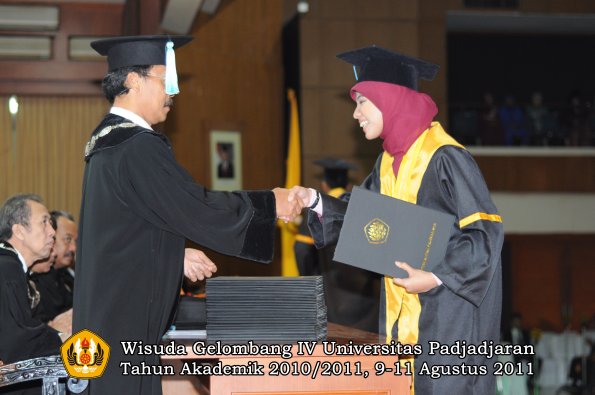 wisuda-fasa-oleh-dekan-126