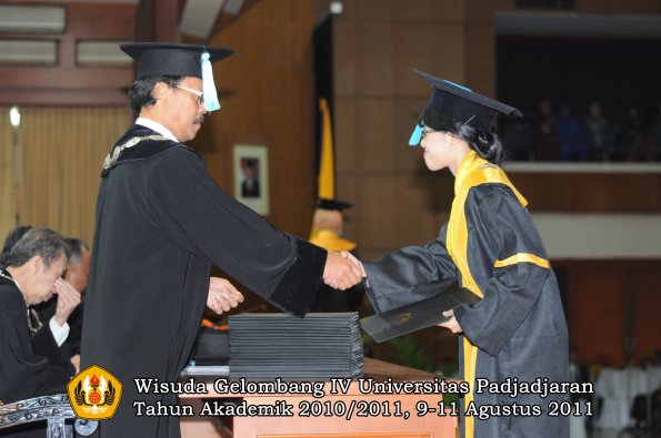 wisuda-fasa-oleh-dekan-130