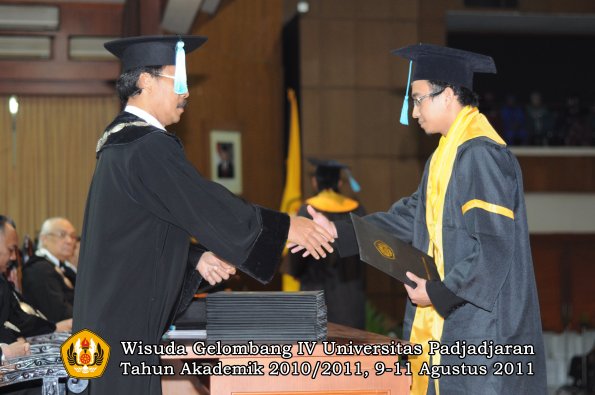 wisuda-fasa-oleh-dekan-136