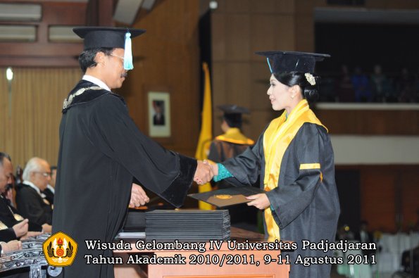 wisuda-fasa-oleh-dekan-141