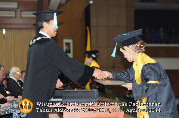 wisuda-fasa-oleh-dekan-142