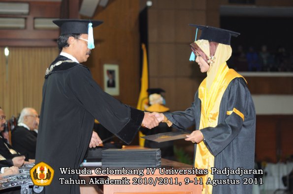 wisuda-fasa-oleh-dekan-144