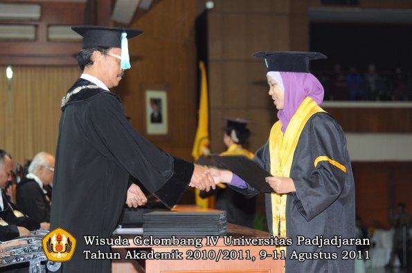 wisuda-fasa-oleh-dekan-146