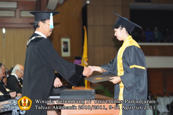 wisuda-fasa-oleh-dekan-147