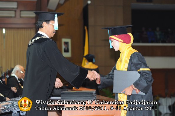 wisuda-fasa-oleh-dekan-148