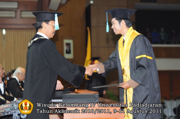 wisuda-fasa-oleh-dekan-149