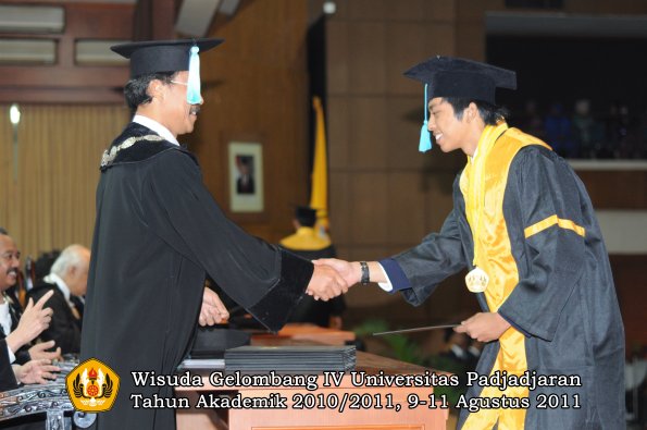 wisuda-fasa-oleh-dekan-154