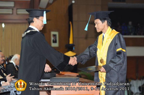 wisuda-fasa-oleh-dekan-156