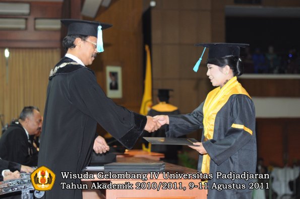 wisuda-fasa-oleh-dekan-157