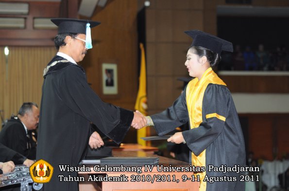 wisuda-fasa-oleh-dekan-158