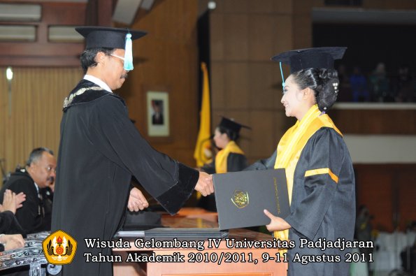 wisuda-fasa-oleh-dekan-159