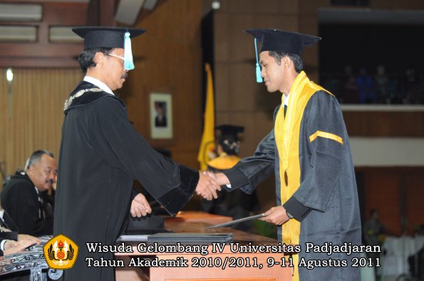 wisuda-fasa-oleh-dekan-160