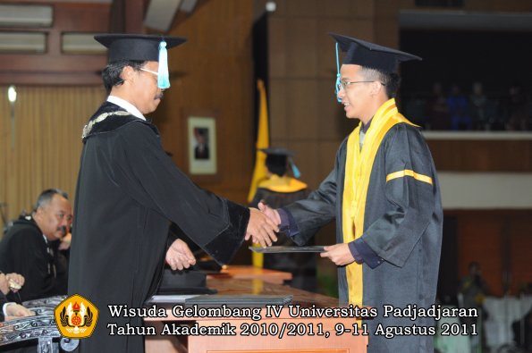 wisuda-fasa-oleh-dekan-162