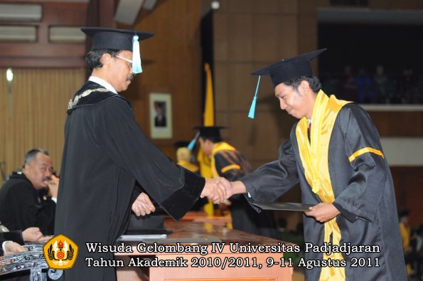 wisuda-fasa-oleh-dekan-165