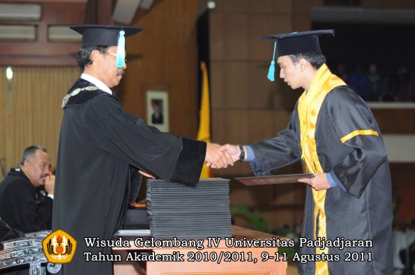 wisuda-fasa-oleh-dekan-167