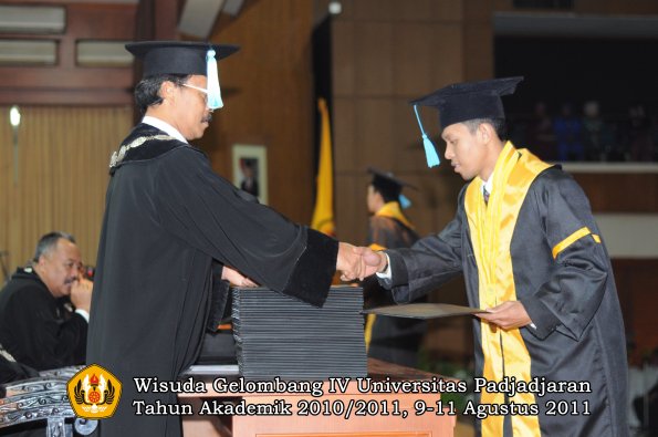 wisuda-fasa-oleh-dekan-168