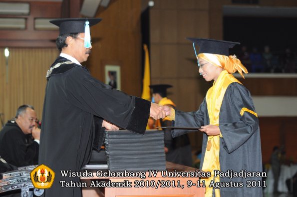 wisuda-fasa-oleh-dekan-169