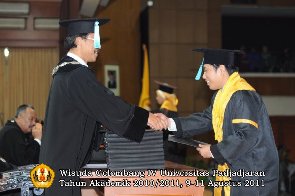 wisuda-fasa-oleh-dekan-170