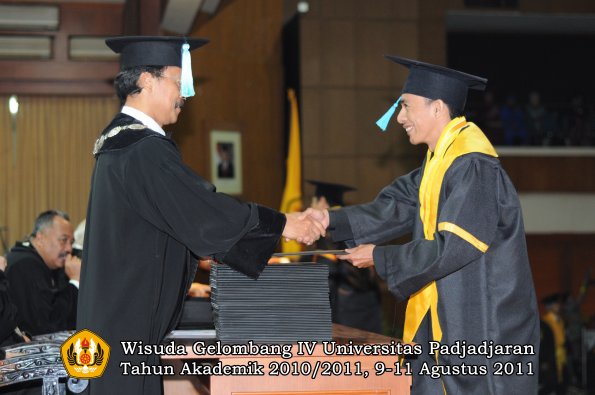 wisuda-fasa-oleh-dekan-171